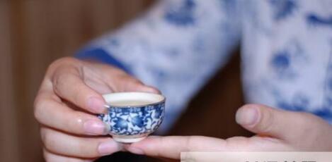 女士喝茶的手勢，女人正確喝茶手勢姿勢圖