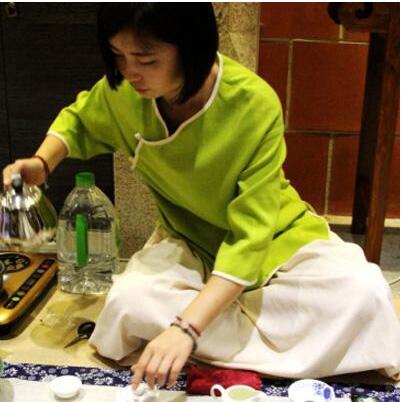 女士喝茶的手勢，女人正確喝茶手勢姿勢圖