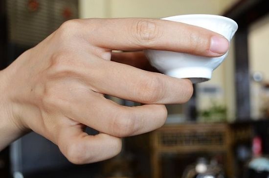 女士喝茶的手勢，女人正確喝茶手勢姿勢圖