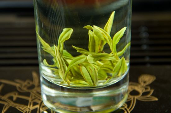 安吉白茶冷藏好還是冷凍好？這個(gè)需要根據(jù)存放時(shí)間來(lái)選擇