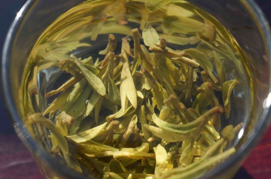 安吉白茶冷藏好還是冷凍好？這個(gè)需要根據(jù)存放時(shí)間來(lái)選擇