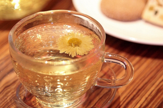 經(jīng)常菊花泡水好嗎，喝菊花茶有什么好處？