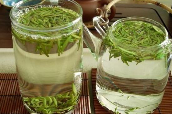 竹葉青和雀舌哪個貴，竹葉<a href=http://www.sdeasyshipping.com/fenlei/wulongcha/ target=_blank class=infotextkey>青茶</a>貴嗎？