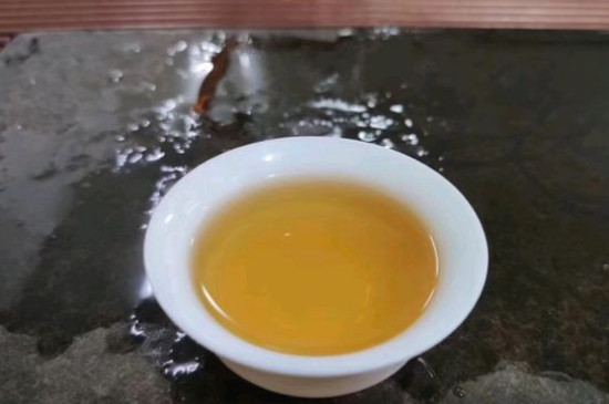 新舊白茶怎么區(qū)分，怎么分辨白茶是新還是舊