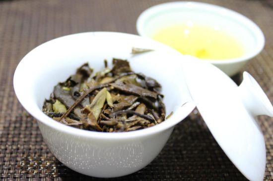 怎么撬老白茶茶餅不容易碎，福鼎白茶如何撬茶方法