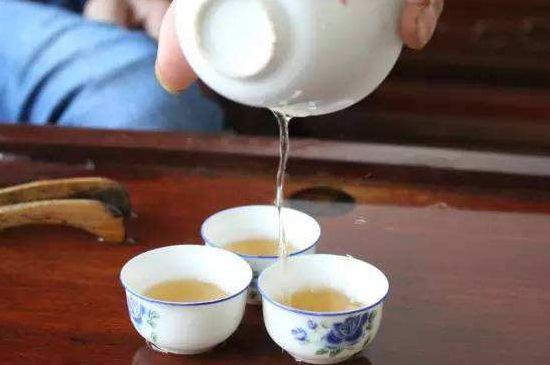 鴨屎香單叢雪片茶的特點，鳳凰雪片茶有什么特點？