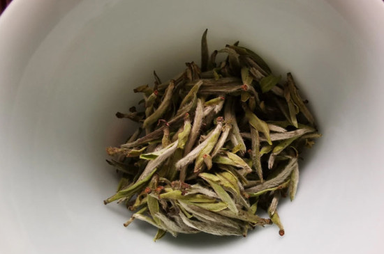 新舊白茶怎么區(qū)分，怎么分辨白茶是新還是舊