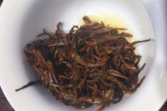 女人喝紅茶好還是喝普洱茶好，普洱茶和紅茶哪個適合女人喝
