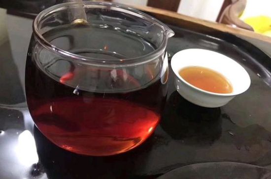 黑茶排濕毒的身體表現，喝黑茶排毒反應癥狀