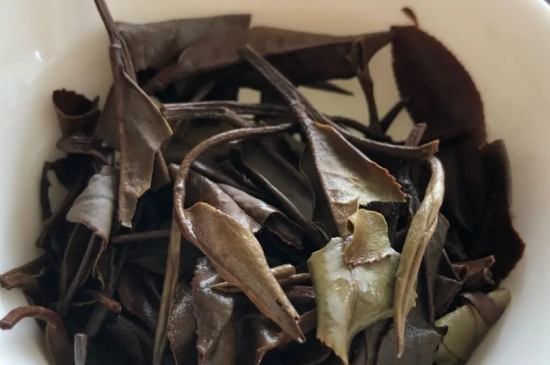 老白茶上火還是去火？夏季喝煮的老白茶會(huì)容易上火！
