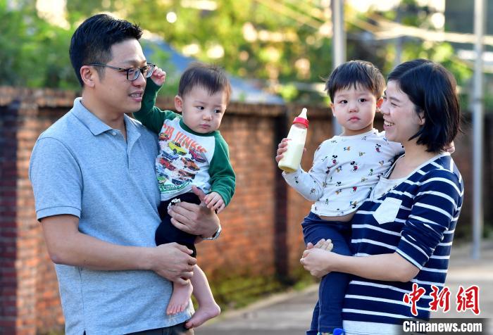 在長汀這十年，張元豪也收獲了愛情。2015年，他與客家妹子董仁花組成了溫暖的小家庭，如今已經(jīng)有了兩個可愛的寶寶?！埍?攝