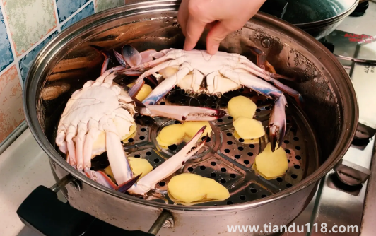 清蒸梭子蟹是做好再切還是先切1