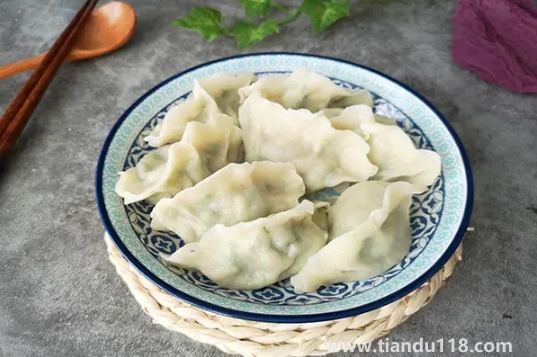 嚴(yán)重凍成一坨的餃子怎么吃2