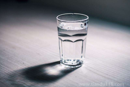 淡鹽水和電解質(zhì)水哪個(gè)好（喝電解質(zhì)水有什么用）